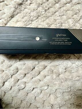 ghd Max Wide Plate Styler in Black & Gold